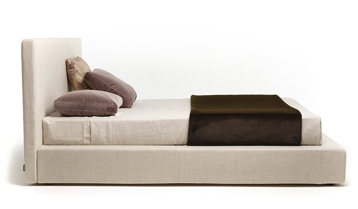 Mussi Notti Italiane bed white background