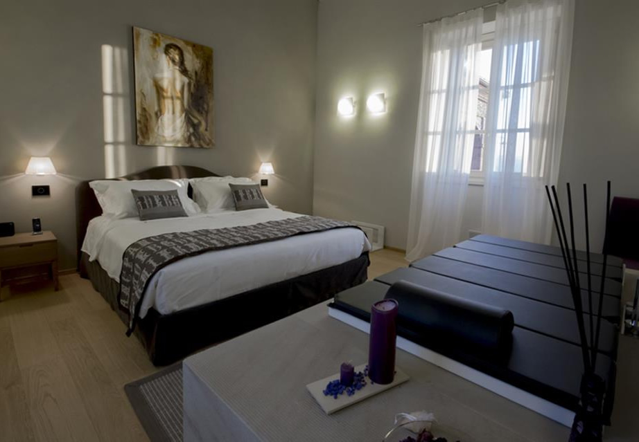 Mussi contract project: Relais San Maurizio room interiors bed