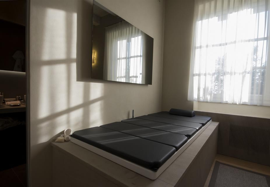 Mussi contract project: Relais San Maurizio room interiors furniture
